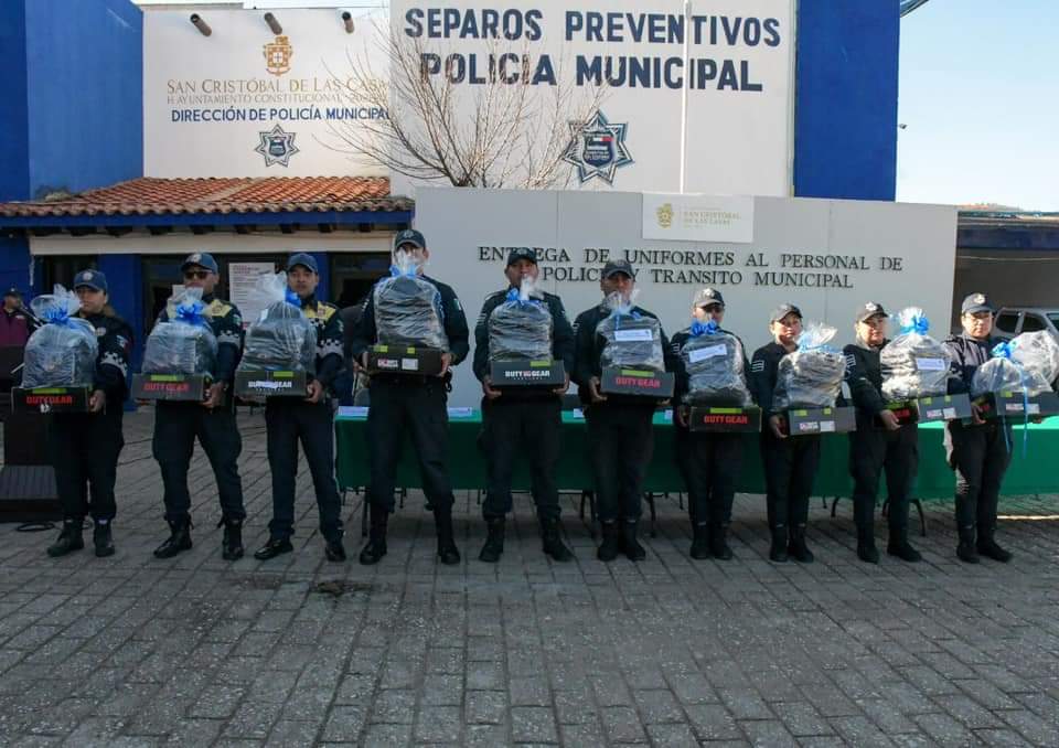 Entrega MDO más de 870 uniformes a elementos de Policía y Tránsito de San  Cristóbal de Las Casas – Lucia Trejo